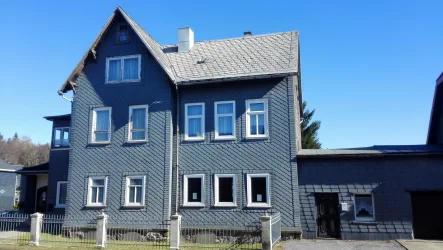 Straßenansicht - Haus kaufen in Großbreitenbach - Mehrfamilienhaus mit Ausbaupotenzial direkt am Rennsteig !!