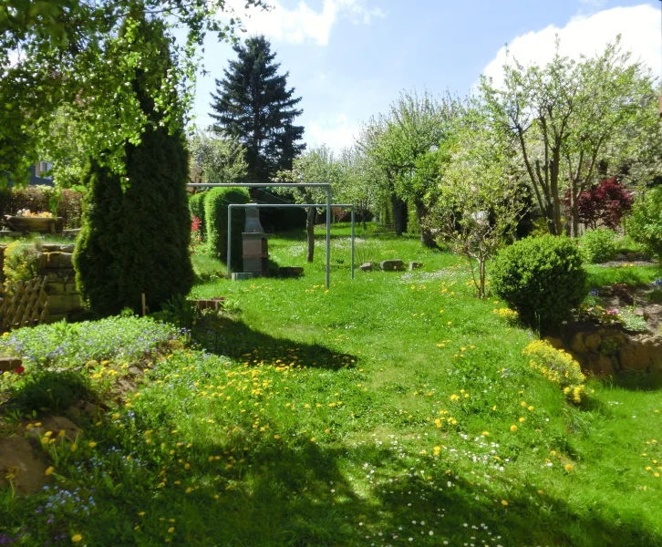 Blick in den Garten/Bauplatz - Grundstück kaufen in Ilmenau - Bauplatz plus gepflegtes vollvermietetes Dreifamilienhaus zu verkaufen !