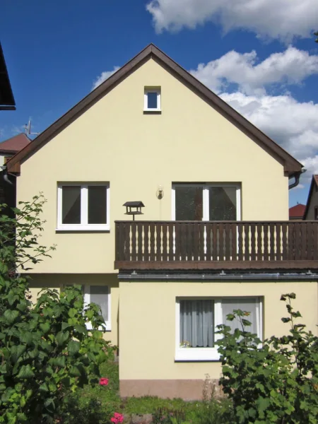 rückwärtige Ansicht mit Balkon