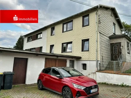 Straßenansicht - Haus kaufen in Großbreitenbach - *** Große Doppelhauhälfte in Altenfeld mit Garten & Garage ***