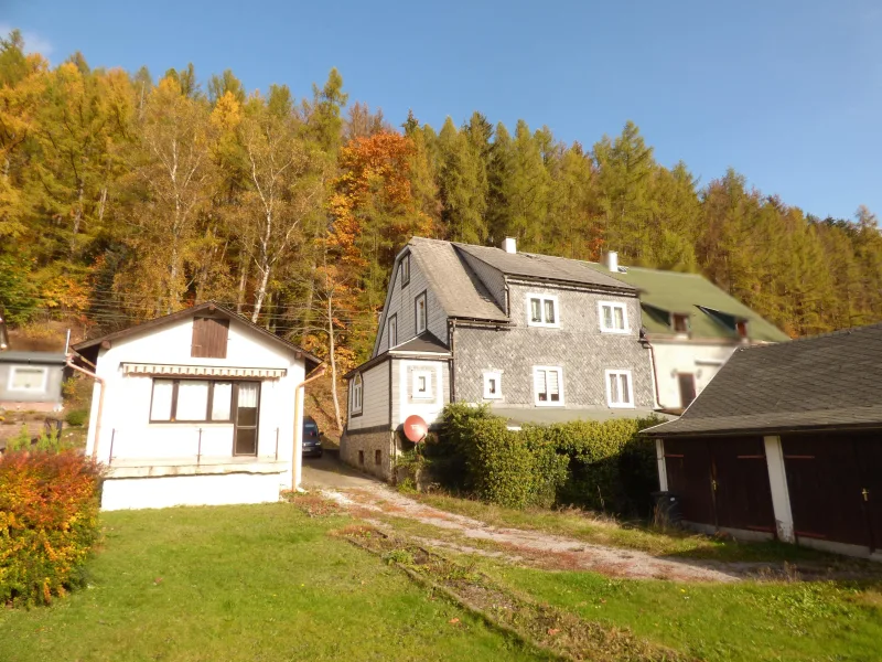 rückwärtige Ansicht mit Garagen und Gästehaus