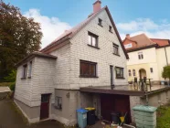 rückwärtige Ansicht mit Garage und Terrasse