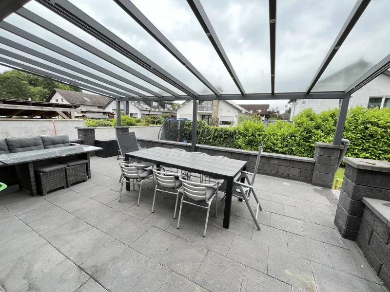 große überdachte Terrasse EG