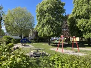 direkt angrenzender Spielplatz