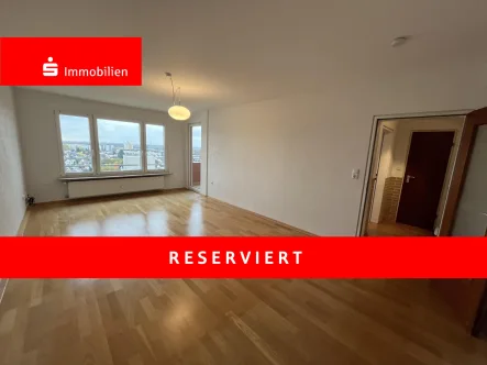 großes Wohnzimmer - Wohnung kaufen in Bensheim - Über den Dächern von Bensheim... Moderne 4 Zimmer Wohnung mit EBK und Stellplatz