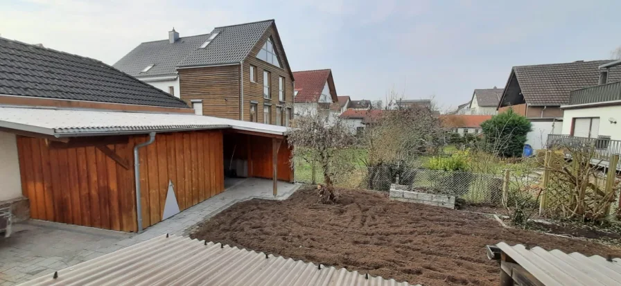 Carport und Garten