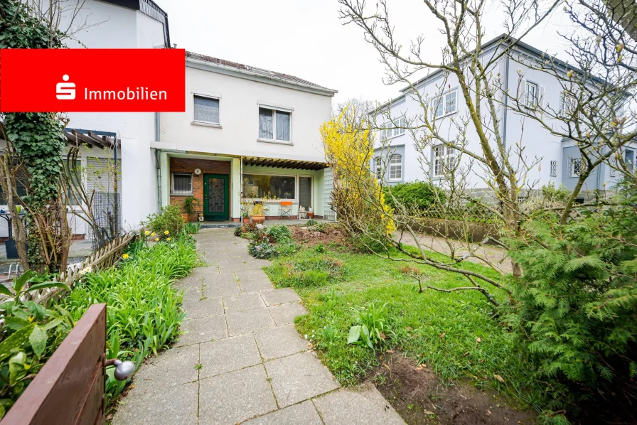 Straßenansicht - Haus kaufen in Frankfurt - Frankfurt-Niederursel: Das perfekte Reihenhaus für Ihre Familie...mit Fernwärme!