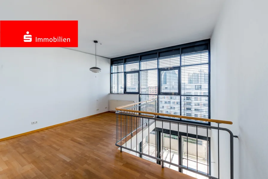 Schlafzimmer auf der Galerie - Wohnung kaufen in Frankfurt - Frankfurt-Bockenheim: Luxuriöse Dachgeschoss-Maisonette mit Penthousecharakter und Skylineblick