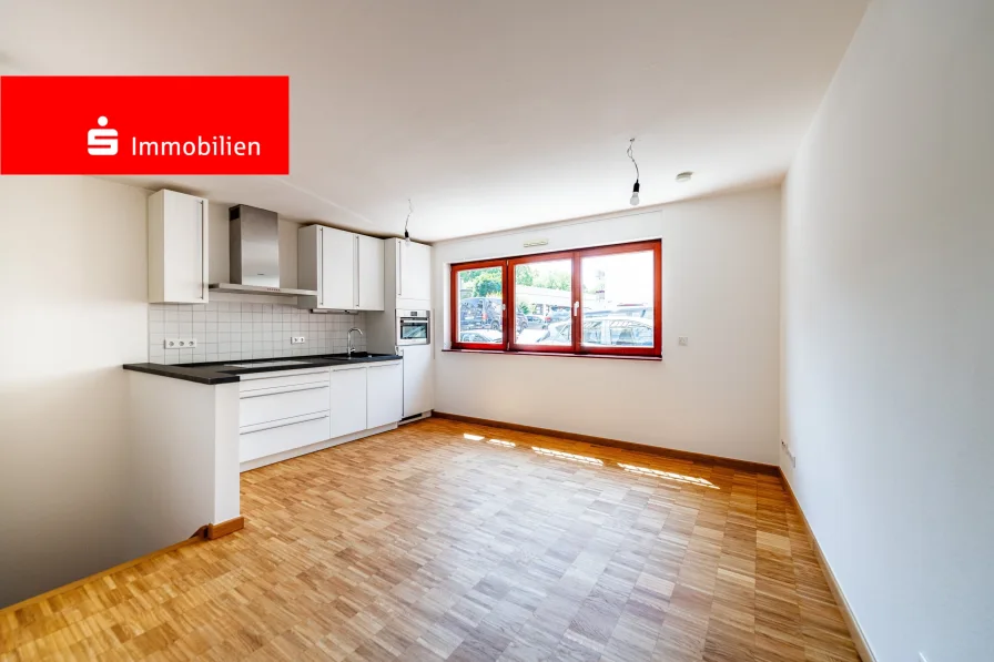 Moderne offene Küche mit Essecke - Wohnung kaufen in Frankfurt - Frankfurt-Rödelheim: Einmalige Erdgeschoss-Maisonette in Bestzustand!