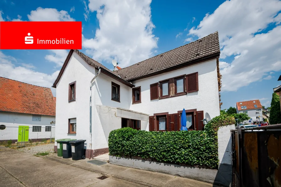 Aussenansicht - Wohnung kaufen in Frankfurt - Frankfurt-Eschersheim: vermietete Zweizimmerwohnung in einem charmanten Zweifamilien-/Fachwerkhaus