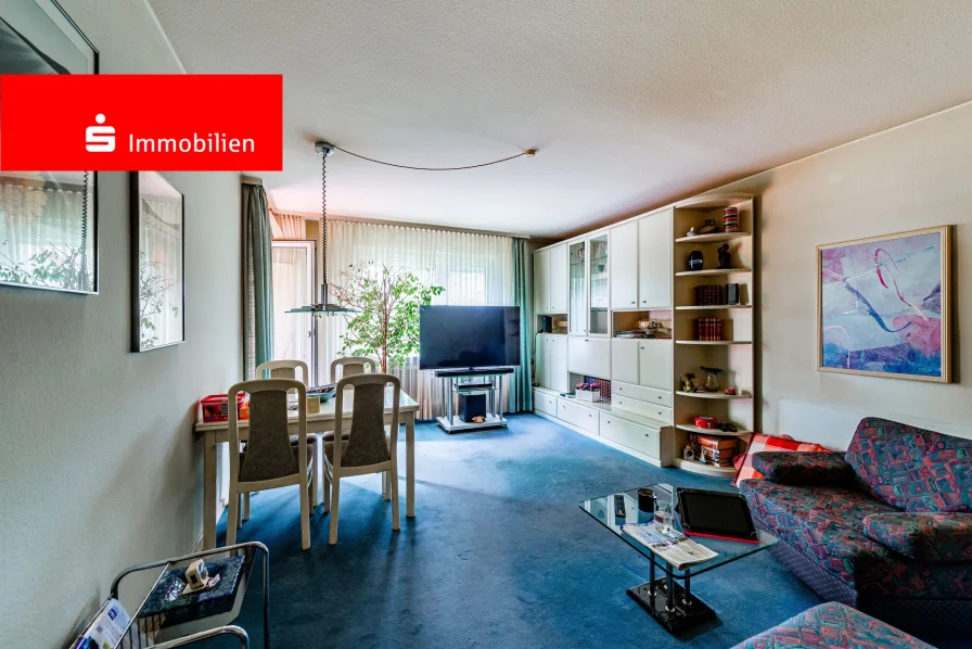 Wohnzimmer mit Zugang zum Balkon - Wohnung kaufen in Frankfurt - Frankfurt-Ginnheim: Zwei Wohnungen in einem Paket - die perfekte Kombination!