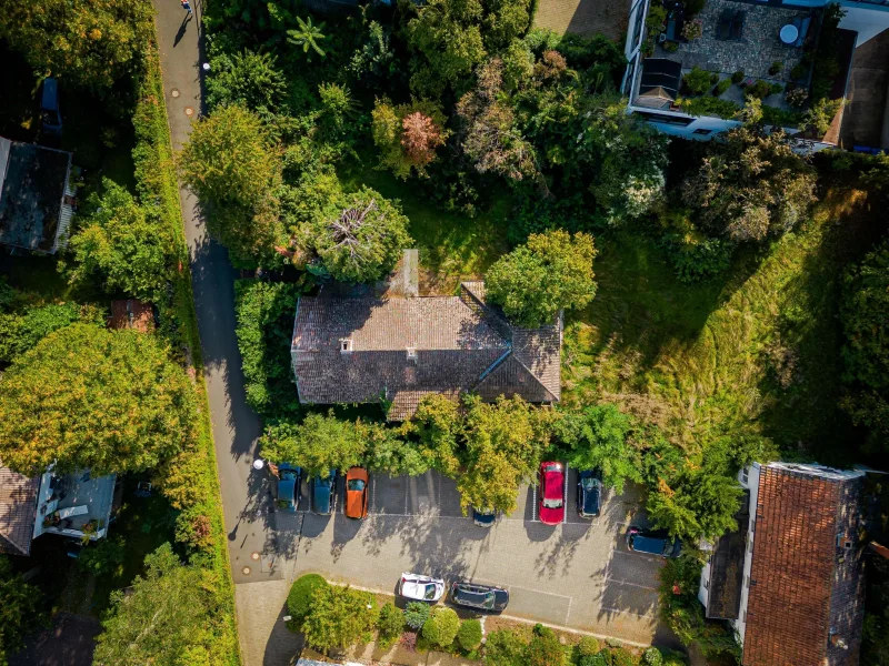 Ansicht Bestandshäuser und Parkplatz