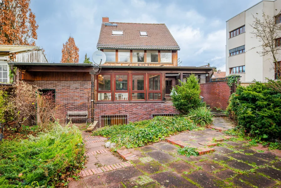 Rückansicht - Haus kaufen in Frankfurt - Frankfurter-Oberrad: Freistehendes Einfamilienhaus mit viel Raum und Potential!