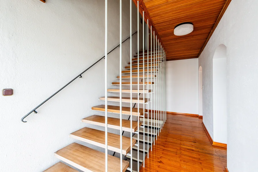 Stilvolles Treppenhaus mit massiven Stufen aus Tropenholz