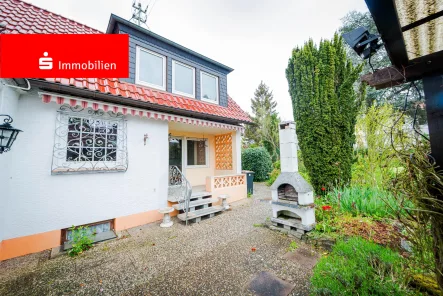 Hauseingang - Haus kaufen in Frankfurt - Frankfurt-Zeilsheim: Freistehendes Einfamilienhaus auf großem Grundstück in ruhiger Ortsrandlage