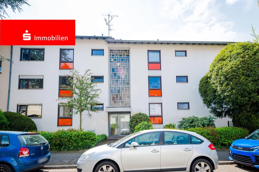 Hausansicht von der Straße - Wohnung kaufen in Frankfurt - Frankfurt-Dornbusch: Attraktive 3-Zimmerwohnung in gepflegtem Mehrfamilienhaus