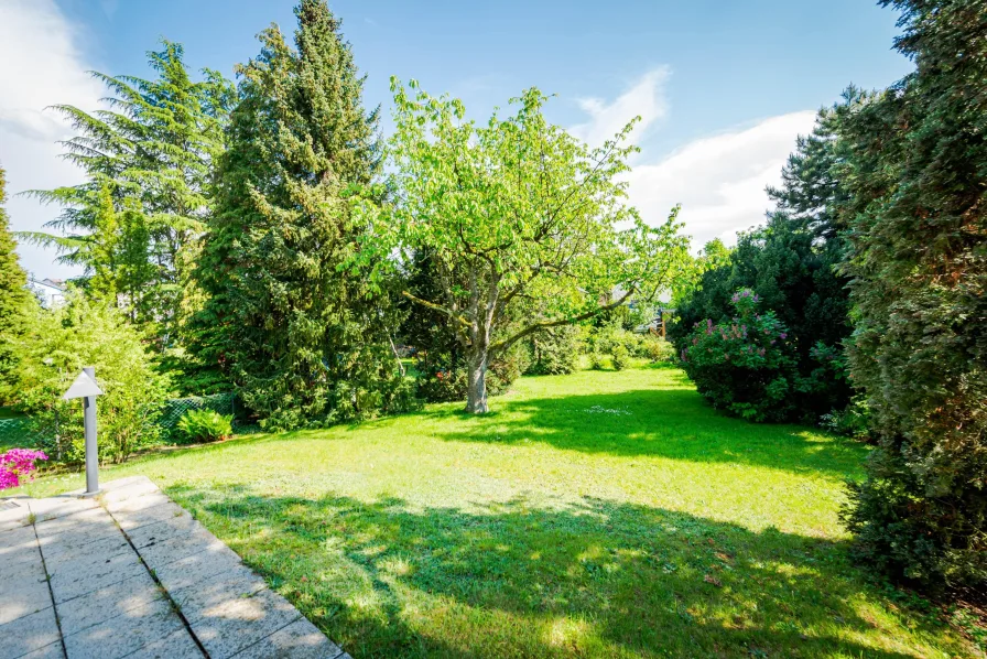 Blick von der Terrasse in den Garten