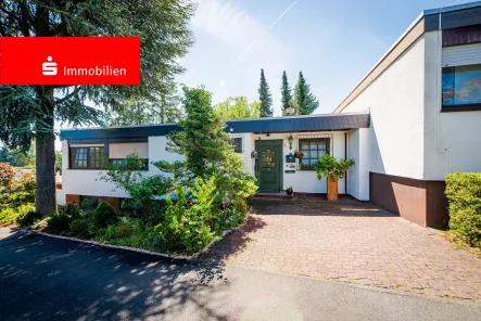 Außenansicht - Haus kaufen in Dietzenbach - Dietzenbach-Hexenberg: Großzügiger Bungalow auf einem wunderbaren Eckgrundstück!