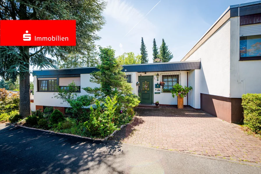 Außenansicht - Haus kaufen in Dietzenbach - Dietzenbach-Hexenberg: Großzügiger Bungalow auf einem wunderbaren Eckgrundstück!