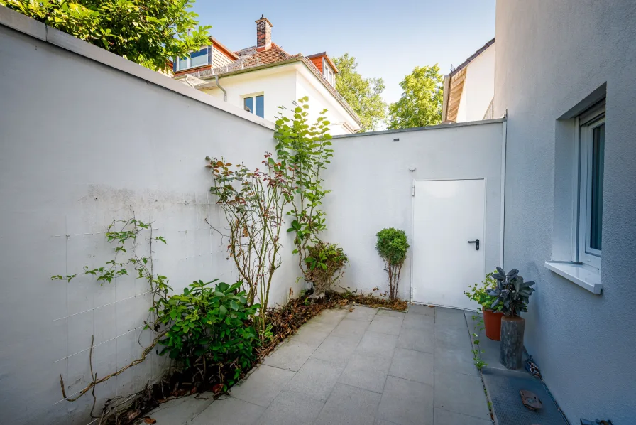 Terrasse mit Zugang zur Garage