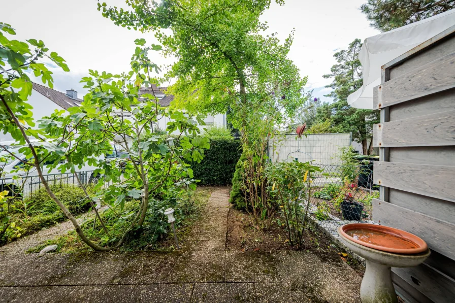 Begrünter Vorgarten mit Terrasse