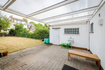 Überdachte Gartenterrasse