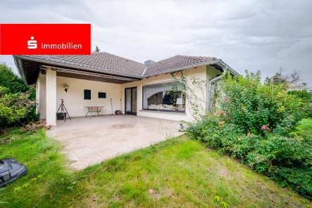 Außenansicht hinten  - Haus kaufen in Heusenstamm - Heusenstamm-Rembrücken: Großzügiger Bungalow auf einem wunderbaren Grundstück!