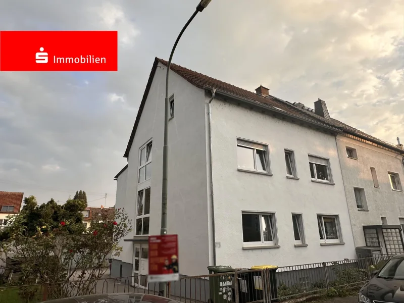 Außenansicht - Haus kaufen in Frankfurt - Frankfurt-Rödelheim: Charmantes Dreifamilienhaus mit vielseitigem Potenzial und großem Grundstück 