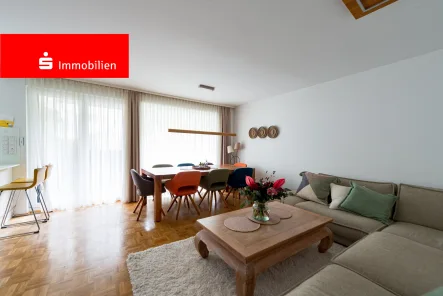 Wohnzimmer - Wohnung kaufen in Frankfurt - Frankfurt-Heddernheim: Moderne 4-Zimmer-Wohnung mit Terrasse und Balkon