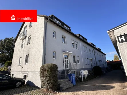 Außenansicht Wohnhaus mit 16 Wohnungen - Haus kaufen in Altenstadt - Altenstadt-Waldsiedlung: 16 Wohneinheiten & 2 Hallen mit 8 Gewerbeeinheiten - über 4.000 Quadratmeter Grundstück!