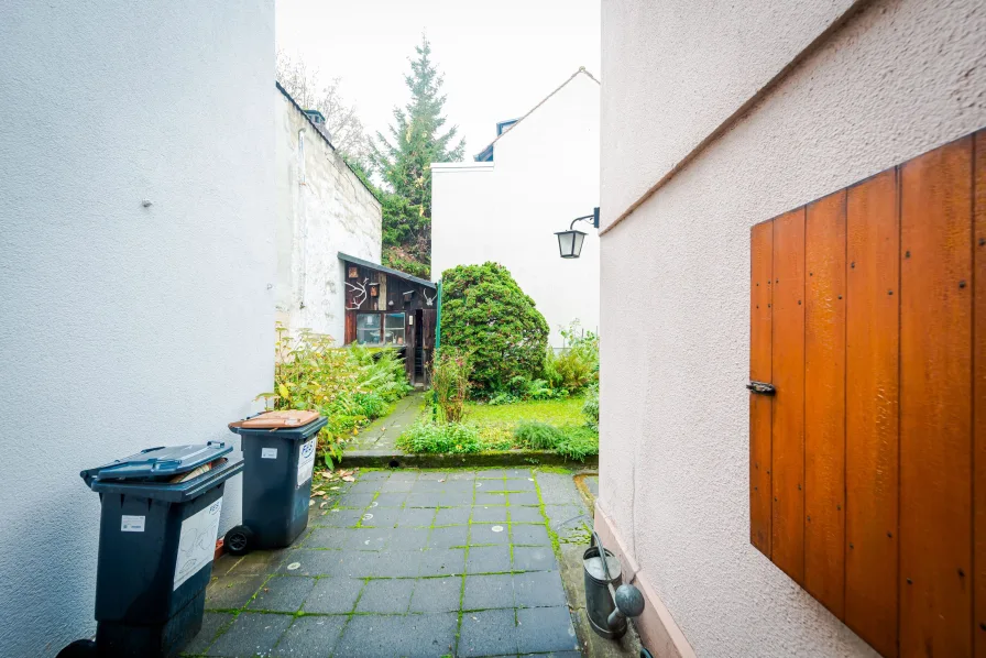 Innenhof und Blick in den Garten