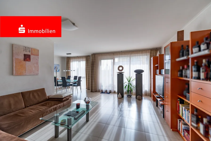 Große Wohnzimmer mit Zugang zum Balkon - Wohnung kaufen in Frankfurt - Frankfurt-Hausen: Moderne 4-Zimmerwohnung mit sehr guter Ausstattung!