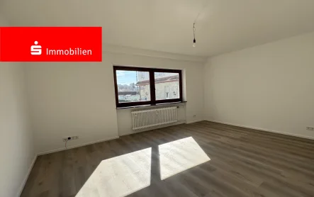 Wohnzimmer - Wohnung kaufen in Frankfurt - Frankfurt-Nied: Erstbezug nach Modernisierung - helle Zweizimmerwohnung in guter Lage!