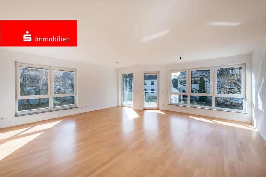 Wohnzimmer mit Balkon - Wohnung mieten in Frankfurt - Frankfurt-Sachsenhausen: Moderne 4-Zimmer-Wohnung mit Kamin und hochwertiger Ausstattung