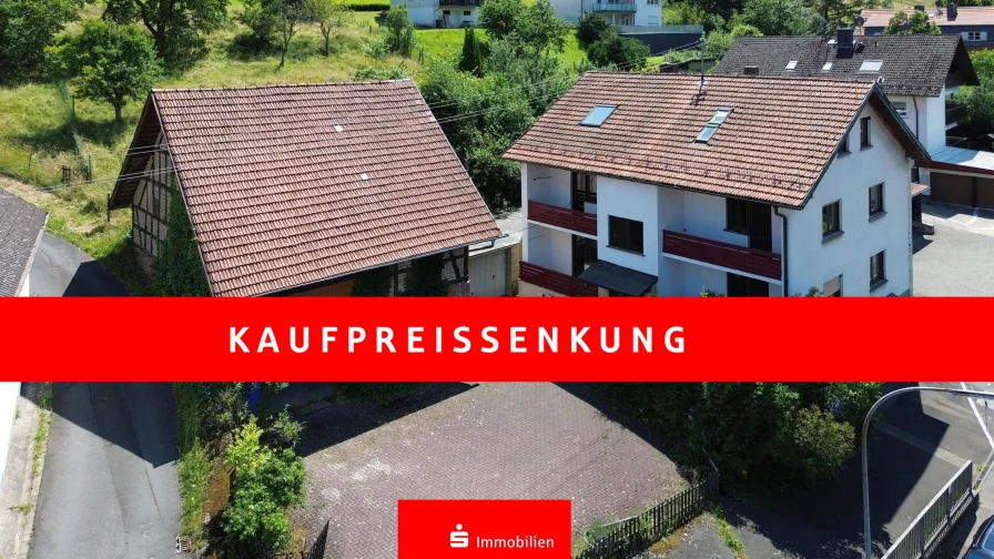 Straßenansicht - Haus kaufen in Flörsbachtal - Zweifamilienhaus mit großem Grundstück, Scheune und Garage im Flörsbachtal