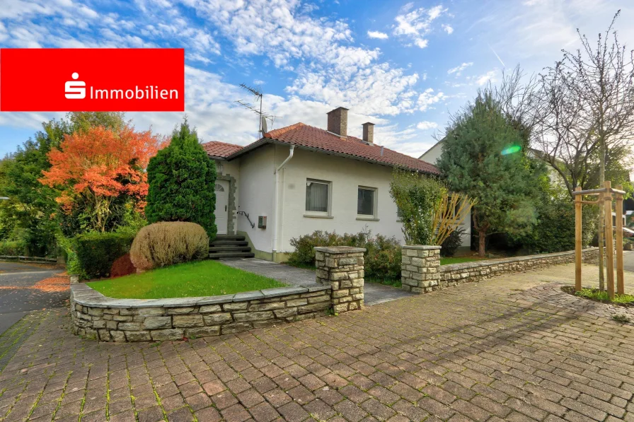 Außenansicht - Haus kaufen in Linsengericht - Einfamilienhaus/Bungalow mit großzügigem Garten, Baumbestand und Blick ins Grün