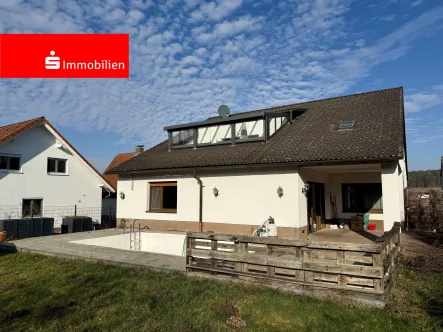 Ansicht vom Garten - Haus kaufen in Rodenbach - Freistehendes 1-Familienhaus mit 2 Wohneinheiten und Pool in Oberrodenbach 