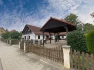 Straßenansicht mit Carport