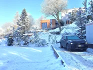 Straßenansicht Haus im Winter