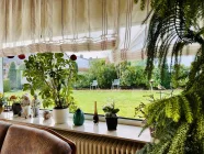 Wohnzimmer mit Blick in den Garten