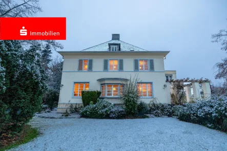 Villa im Abendschnee - Haus kaufen in Bad Homburg - Imposante Villa mit großem Grundstück im Stadtteil Kirdorf