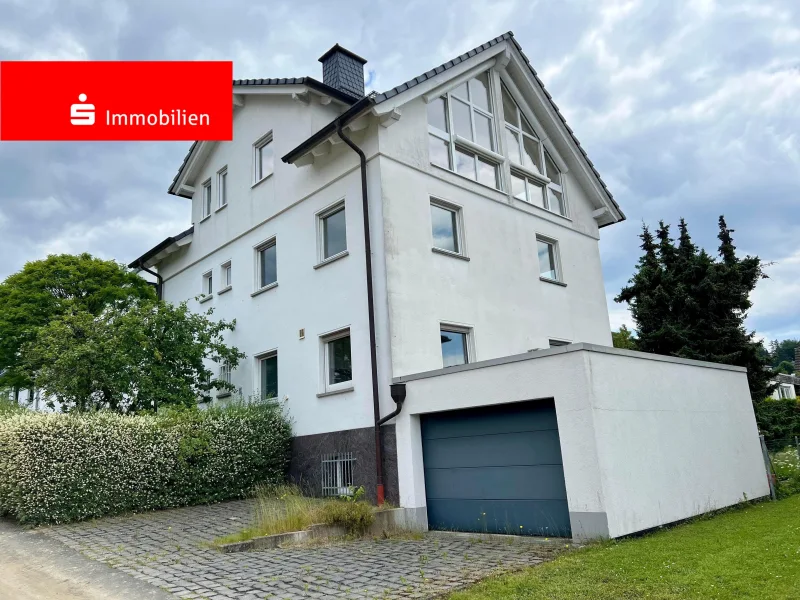 Straßenansicht mit Garage - Haus mieten in Königstein - Stilvolles Wohnen für anspruchsvolle Mieter - Exklusives Einfamilienhaus in Königstein 