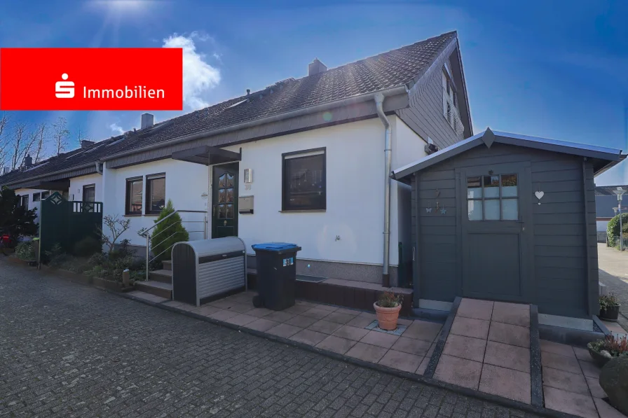 Außenansicht - Haus kaufen in Egelsbach - Charmantes Reihenendhaus mit Wintergarten in sehr ruhiger Familienlage!