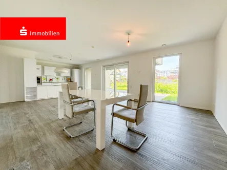 Heller Wohnbereich mit Küche - Wohnung kaufen in Langen - Moderne barrierefreie Erdgeschosswohnung mit Garten und TG-Stellplatz!
