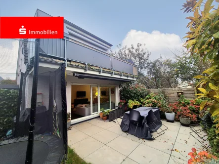 Blick Haus und Gartenbereich - Wohnung kaufen in Dreieich - Moderne Maisonettewohnung mit Garten und Carport in Dreieich Offenthal