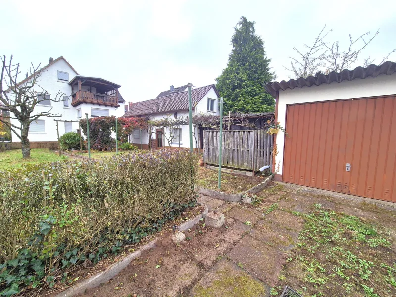 Garage mit Blick auf Grundstück