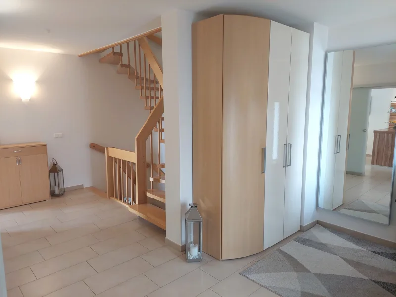 geräumiges Treppenhaus mit Garderobenschrank