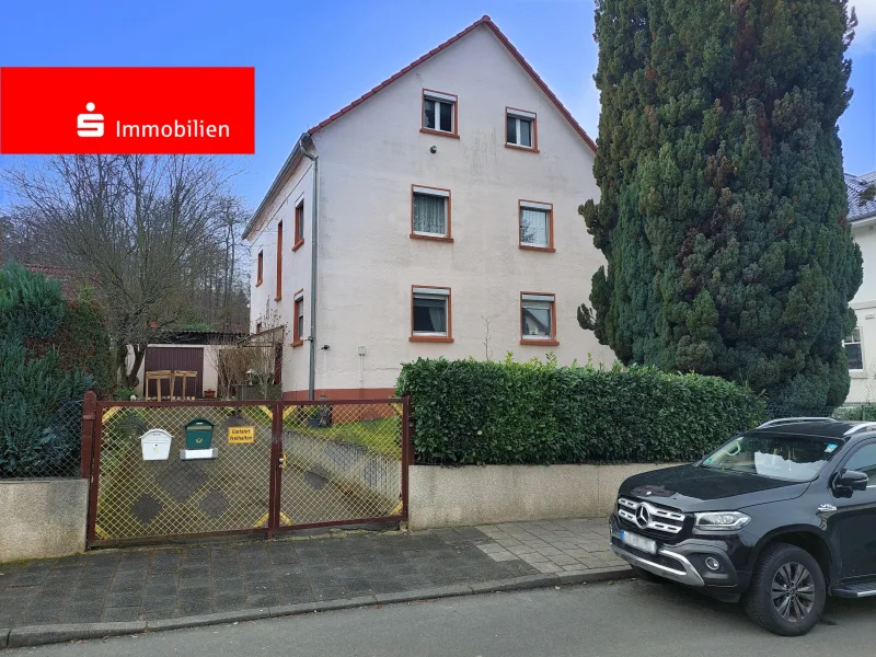 Straßenseite des Zweifamilienhauses - Haus kaufen in Kelkheim - Zweifamilienhaus in allerbester Wohnlage direkt am Naherholungsgebiet