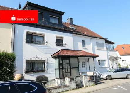 Hausansicht Eingang mit Gauben - Haus kaufen in Eschborn - Reihenhaus - auch für 2 kleinere Familien (2 separate Wohnungen), große Werkstatt, Garage