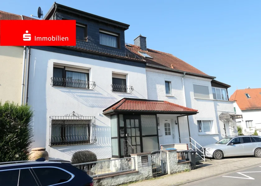 Hausansicht Eingang mit Gauben - Haus kaufen in Eschborn - Reihenhaus - auch für 2 kleinere Familien (2 separate Wohnungen), große Werkstatt, Garage